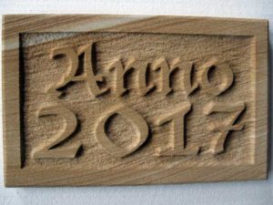 Anno Tafel Sandstein bunt Blockschrift