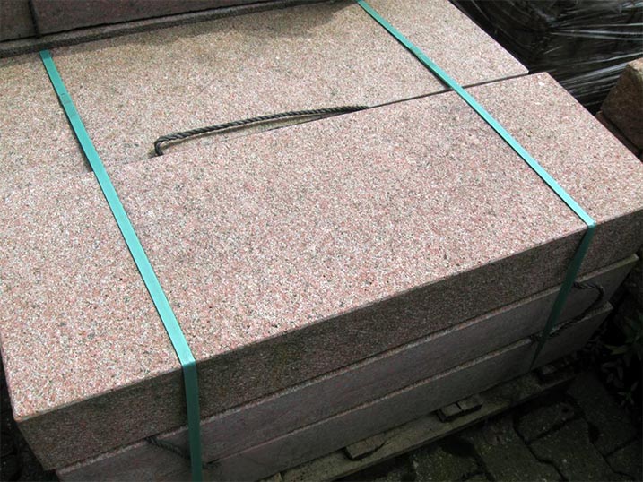 Blockstufen Granit rot gestockt